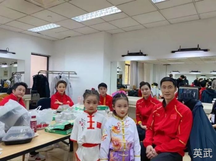 上海英武小(xiǎo)将与世界冠军邹市明、王励勤、吴敏霞、汤露、潘晓婷 上海英武小(xiǎo)将与世界冠军邹市明、王励勤、吴敏霞、汤露、潘晓婷
